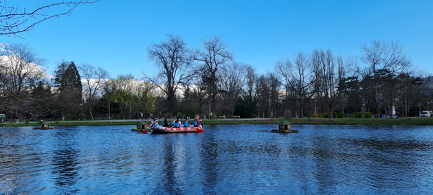 pozitiva-na-denot-deca-shto-vozea-kajak-i-gumeni-chamci-vo-gradski-park-izmamija-nasmevka-kaj-posetitelite-07.jpg