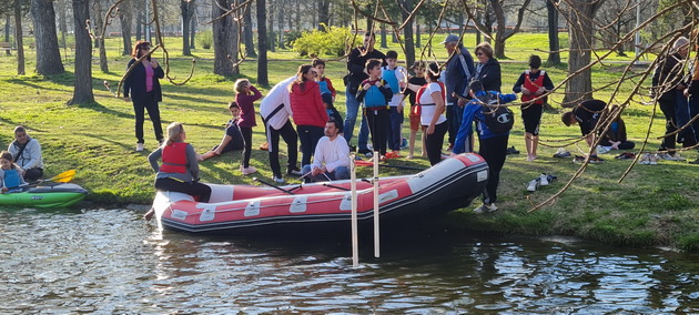 pozitiva-na-denot-deca-shto-vozea-kajak-i-gumeni-chamci-vo-gradski-park-izmamija-nasmevka-kaj-posetitelite-08.jpg