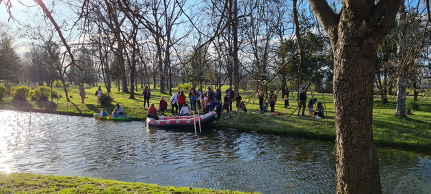 pozitiva-na-denot-deca-shto-vozea-kajak-i-gumeni-chamci-vo-gradski-park-izmamija-nasmevka-kaj-posetitelite-10.jpg