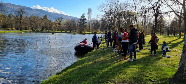 pozitiva-na-denot-deca-shto-vozea-kajak-i-gumeni-chamci-vo-gradski-park-izmamija-nasmevka-kaj-posetitelite-11.jpg