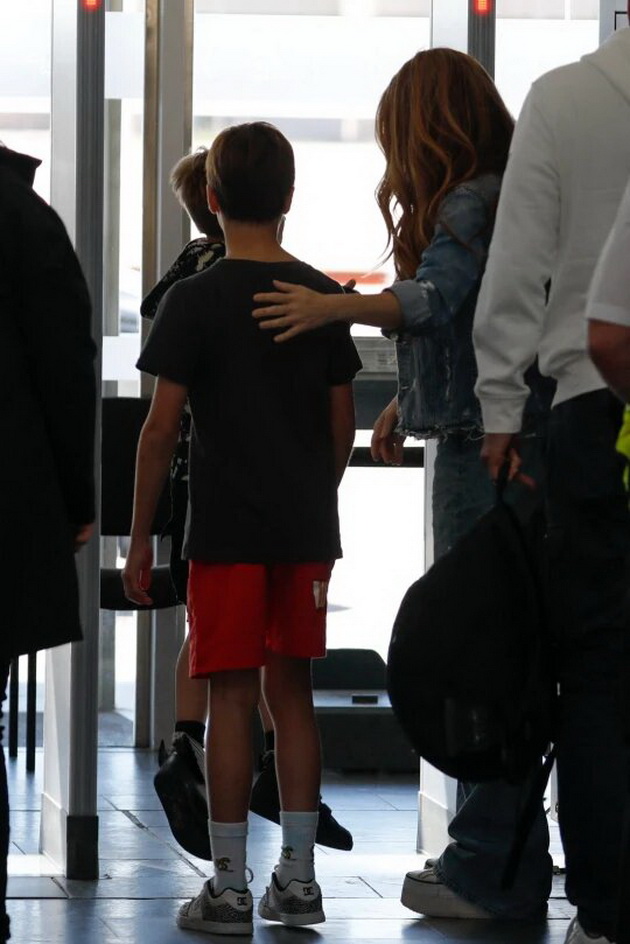 shakira-so-sinovite-pochnuva-nov-zhivot-vo-majami-paparaci-gi-fotografiraa-na-aerodromot-vo-barselona-03.jpg
