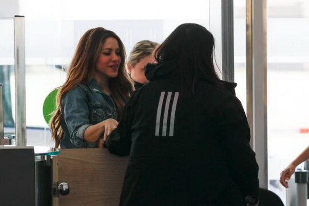 shakira-so-sinovite-pochnuva-nov-zhivot-vo-majami-paparaci-gi-fotografiraa-na-aerodromot-vo-barselona-04.jpg