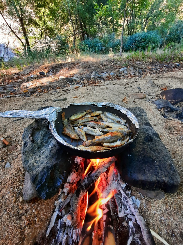 tatko-od-veles-so-sinot-5-kampuva-vo-priroda-pravi-lulashki-pali-ogan-i-go-uchi-kako-da-prezhivee-04.jpeg