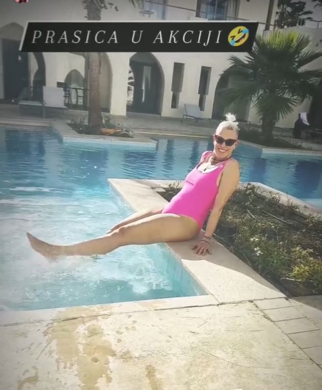 tijana-dapchevikj-objavi-fotki-vo-rozovo-monokini-od-odmorot-vo-egipet-so-semejstvoto-se-posheguva-za-svojot-izgled-08.jpg