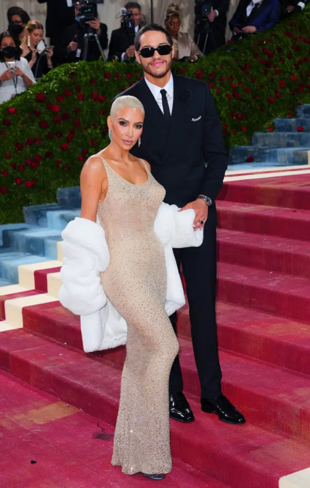 kim-kardashijan-na-met-gala-se-sretna-so-pit-dejvidson-9-meseci-po-raskinuvanjeto-toj-nasmean-do-ushi-taa-mavta-so-racete-i-se-objasnuva-foto-02.jpg