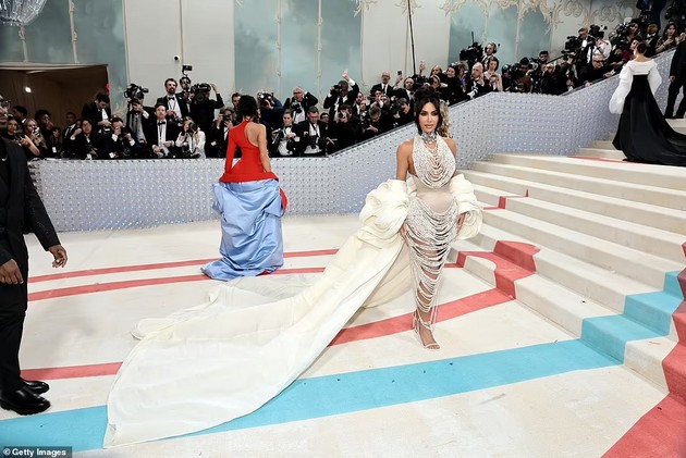 kim-kardashijan-so-50-000-biseri-dodzha-ket-kako-machkata-na-karl-lagerfeld-shto-nosea-dzvezdite-na-met-gala-2023-foto-02.jpg