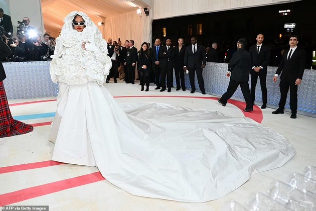 kim-kardashijan-so-50-000-biseri-dodzha-ket-kako-machkata-na-karl-lagerfeld-shto-nosea-dzvezdite-na-met-gala-2023-foto-05.jpg