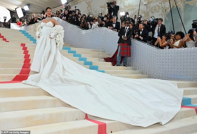 kim-kardashijan-so-50-000-biseri-dodzha-ket-kako-machkata-na-karl-lagerfeld-shto-nosea-dzvezdite-na-met-gala-2023-foto-06.jpg