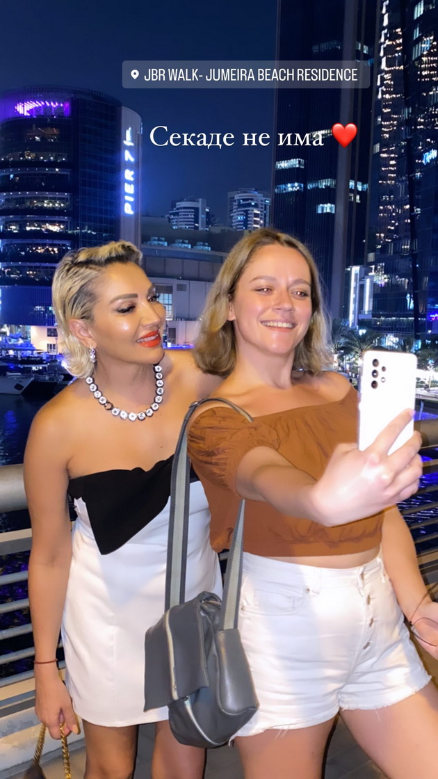 lila-vo-seksi-crven-kostim-za-kapenje-od-plazha-vo-dubai-go-chestita-1-vi-maj-02.jpg