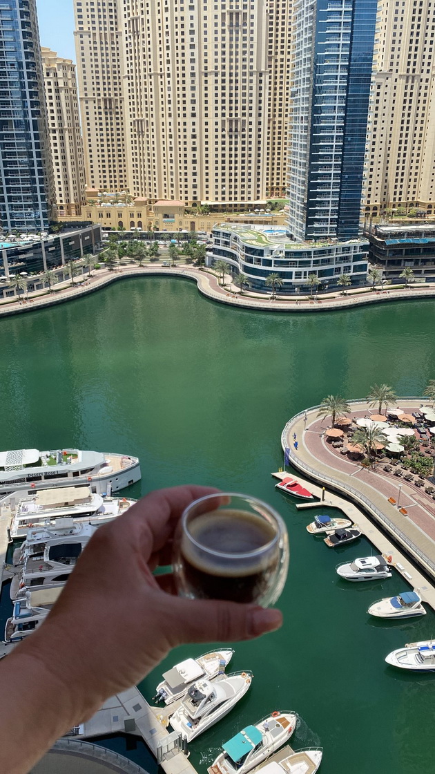 lila-vo-seksi-crven-kostim-za-kapenje-od-plazha-vo-dubai-go-chestita-1-vi-maj-04.jpg