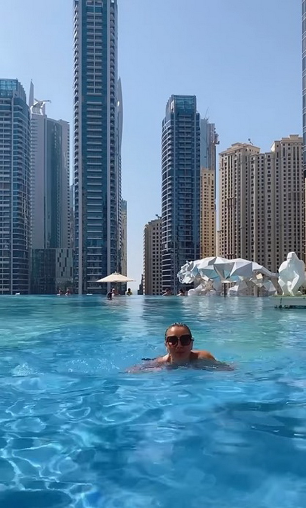lila-vo-seksi-crven-kostim-za-kapenje-od-plazha-vo-dubai-go-chestita-1-vi-maj-05.jpg
