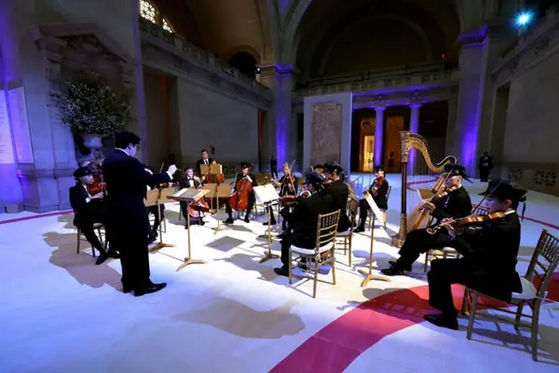 lizo-pee-na-masa-asistenti-go-drzhat-fustanot-na-rijana-shto-se-sluchuvashe-na-met-galata-po-crveniot-tepih-foto-08.jpg