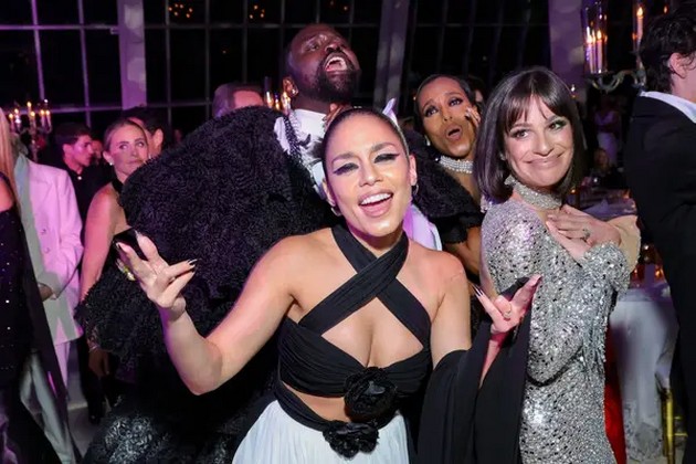 lizo-pee-na-masa-asistenti-go-drzhat-fustanot-na-rijana-shto-se-sluchuvashe-na-met-galata-po-crveniot-tepih-foto-16.jpg