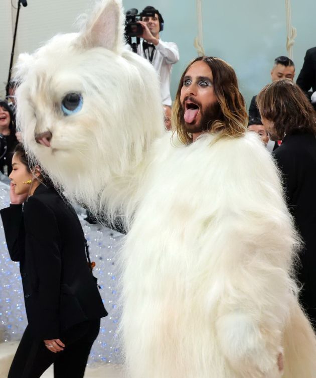 machkata-na-karl-lagerfeld-gi-inspirira-djared-leto-dodja-ket-i-lil-nes-vojna-na-dzvezdite-na-met-gala-za-najekstravaganten-kostim-02.jpg