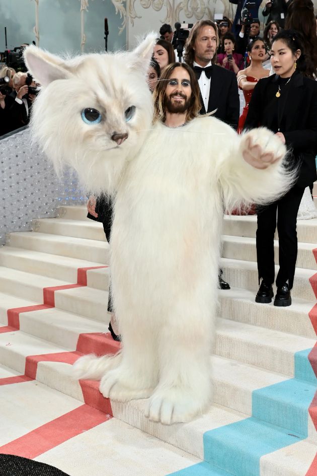 machkata-na-karl-lagerfeld-gi-inspirira-djared-leto-dodja-ket-i-lil-nes-vojna-na-dzvezdite-na-met-gala-za-najekstravaganten-kostim-03.jpg