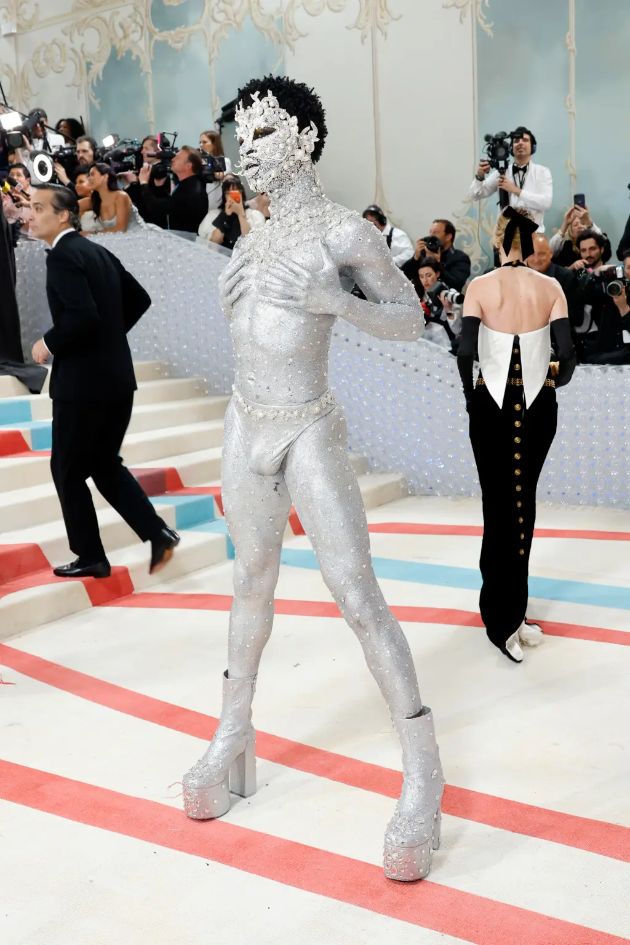 machkata-na-karl-lagerfeld-gi-inspirira-djared-leto-dodja-ket-i-lil-nes-vojna-na-dzvezdite-na-met-gala-za-najekstravaganten-kostim-09.jpg