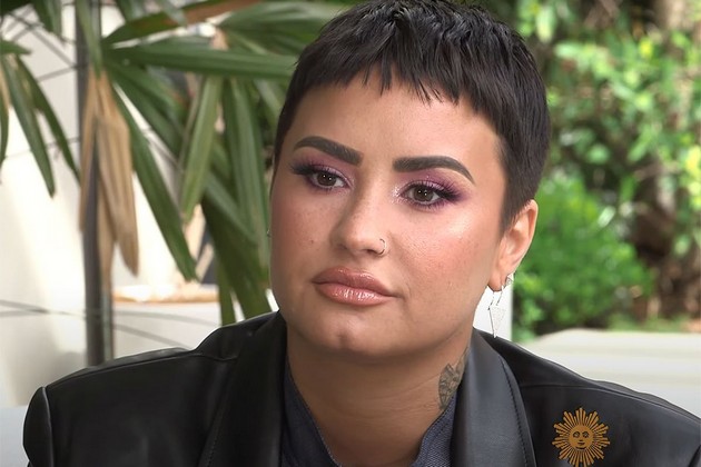 pochnala-da-se-drogira-na-17-godini-i-se-predozira-so-heroin-zboruva-so-vonzemjani-fakti-za-demi-lovato-09.jpg