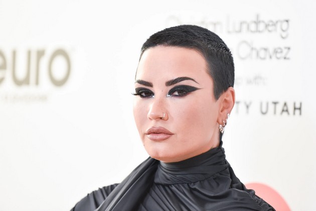 pochnala-da-se-drogira-na-17-godini-i-se-predozira-so-heroin-zboruva-so-vonzemjani-fakti-za-demi-lovato-10.jpg