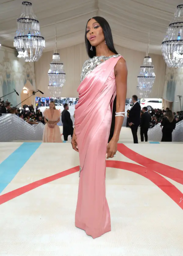 rita-ora-so-dolgi-sindjiri-zakacheni-na-noktite-kendal-djener-gi-zaboravila-pantolonite-najchudnite-modni-izdanija-na-met-gala-2023-14.jpg