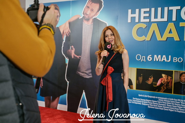 sashko-kocev-blesna-na-crveniot-tepih-so-soprugata-na-promocijata-na-negoviot-nov-film-so-jelena-jovanova-04.jpg