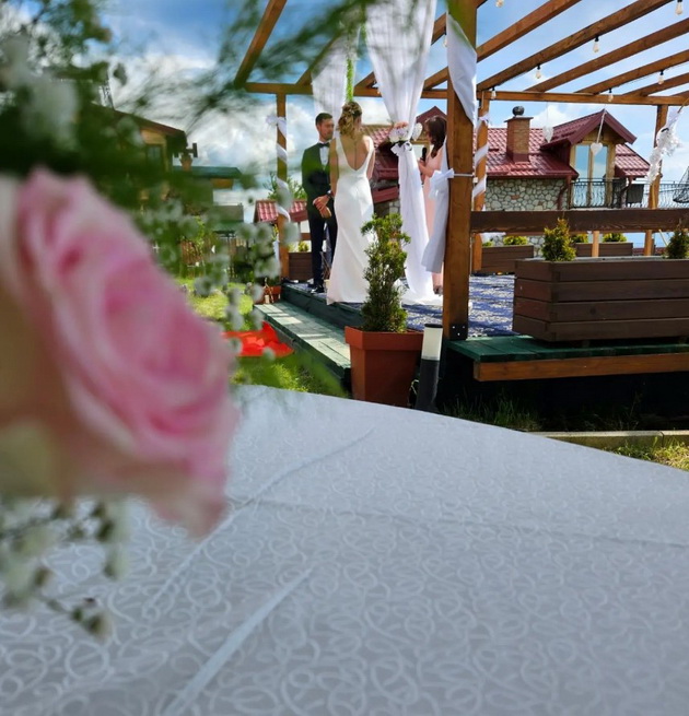 svadba-na-otvoreno-so-spektakularen-pogled-kon-ohridskoto-ezero-foto-06.jpg