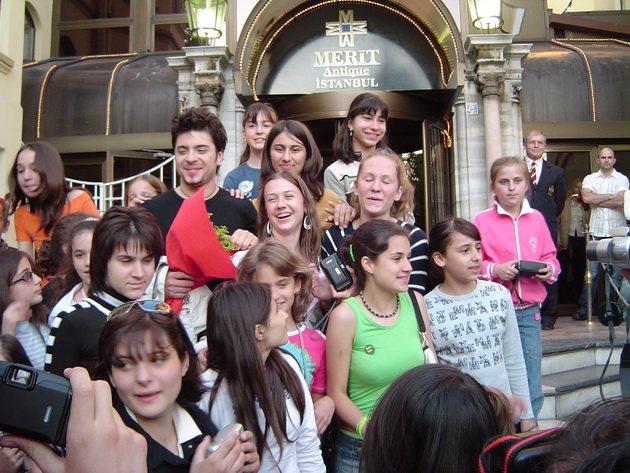 toshe-mi-peeshe-happy-birthday-srede-istanbul-na-evrovizija-2004-nikogash-nema-da-go-zaboravam-ovoj-rodenden-14.jpg