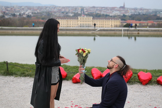 zaprosuvanje-na-makedonka-vo-zamokot-shonbrun-vo-viena-so-latici-rozi-i-romantichna-muzika-05_copy_copy.jpg