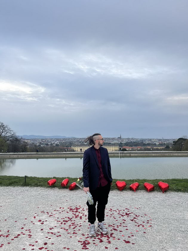 zaprosuvanje-na-makedonka-vo-zamokot-shonbrun-vo-viena-so-latici-rozi-i-romantichna-muzika-07.jpg