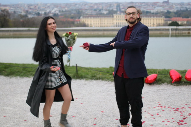 zaprosuvanje-na-makedonka-vo-zamokot-shonbrun-vo-viena-so-latici-rozi-i-romantichna-muzika-09.jpg