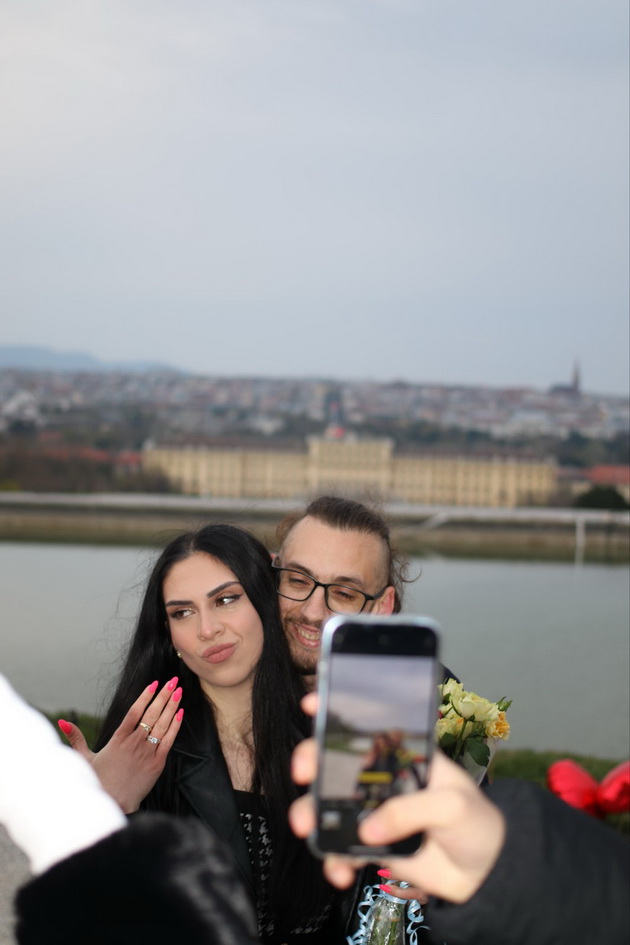 zaprosuvanje-na-makedonka-vo-zamokot-shonbrun-vo-viena-so-latici-rozi-i-romantichna-muzika-11.jpg