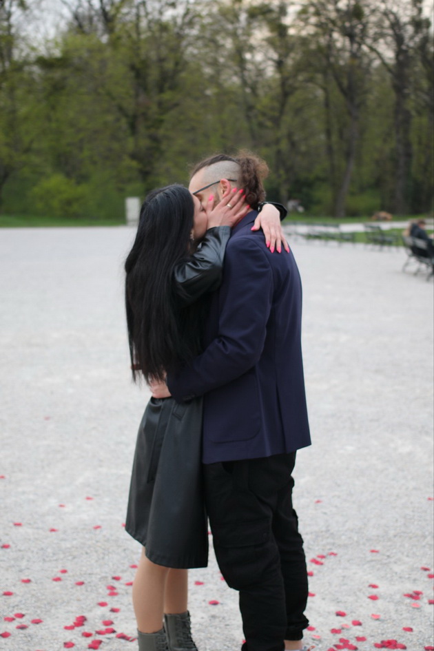 zaprosuvanje-na-makedonka-vo-zamokot-shonbrun-vo-viena-so-latici-rozi-i-romantichna-muzika-12.jpg