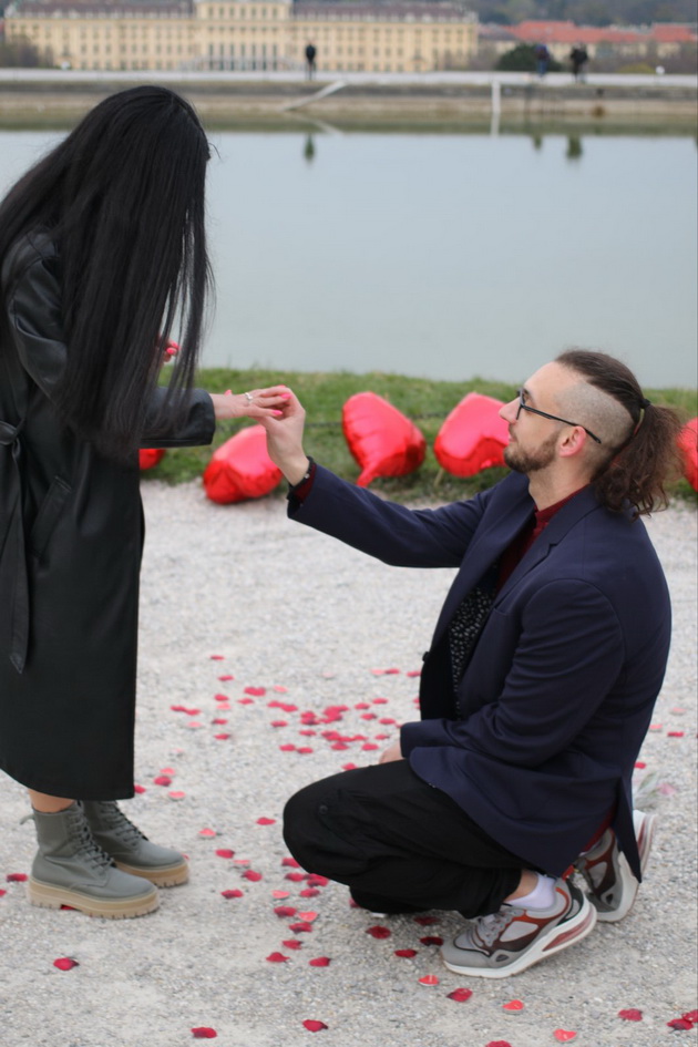 zaprosuvanje-na-makedonka-vo-zamokot-shonbrun-vo-viena-so-latici-rozi-i-romantichna-muzika-13.jpg