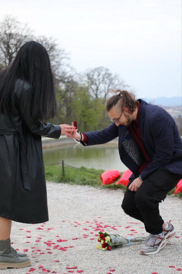 zaprosuvanje-na-makedonka-vo-zamokot-shonbrun-vo-viena-so-latici-rozi-i-romantichna-muzika-15.jpg