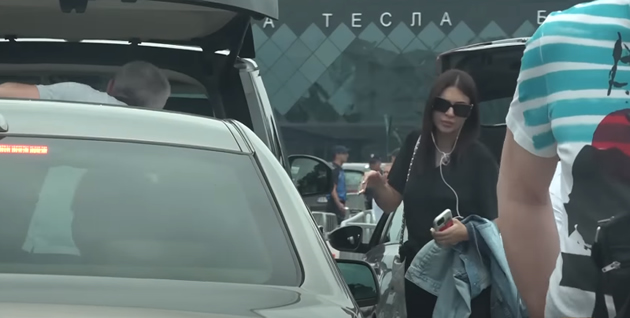 ceca-go-proslavi-50-iot-rodenden-fanovite-ja-prechekaa-na-bel-kilim-zetot-gudelj-i-upati-emotivna-poraka-foto-video-03.jpg