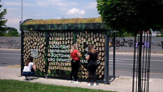 eko-avtobuska-postojka-od-koja-sto-se-zemaat-paketcinja-so-seminja-nova-instalacija-na-halkbank-03_copy.jpg