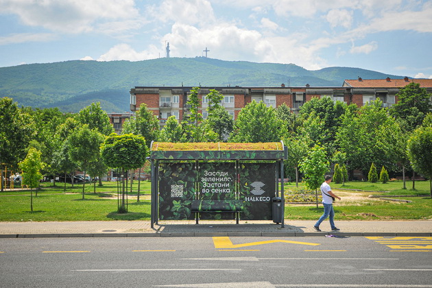 eko-avtobuska-postojka-od-koja-sto-se-zemaat-paketcinja-so-seminja-nova-instalacija-na-halkbank-08_copy.jpg