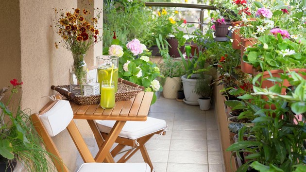 kako-da-go-napravite-maliot-balkon-vizuelno-pogolem-spored-dizajneri-na-enterier-02.jpg
