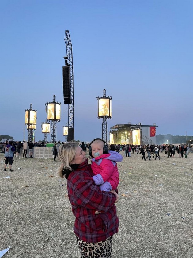 majka-ja-odnela-10-mesechnata-kjerka-na-festival-za-metal-muzika-javnost-ja-kritikuva-go-rizikuvash-zhivotot-05.jpg