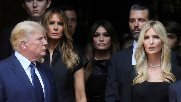 melanija-cheka-pak-da-stane-prva-dama-ivanka-zasramena-bega-od-donald-tramp-koj-cheka-da-vidi-dali-kje-stane-pretsedatel-ili-zatvorenik-11.jpg