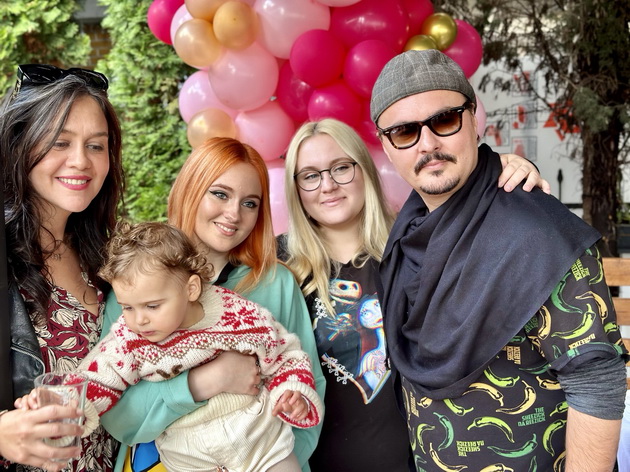 po-3-kjerki-jas-i-ponatamu-se-prashuvam-dali-sum-dobar-tatko-pere-od-nokaut-za-predizvicite-na-tatkovstvoto-04.jpg