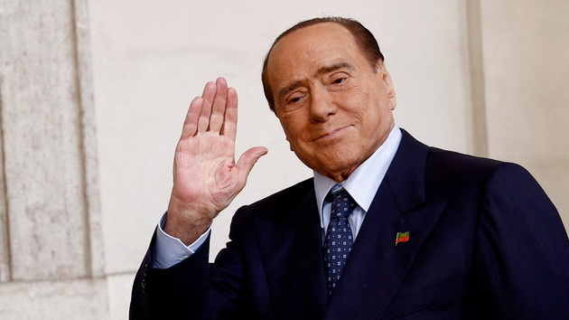 pochina-silvio-berluskoni-kontroverzniot-italijanski-premier-chij-zhivot-go-odbelezhaa-seks-skandali-zatvor-i-korupcija-05_copy.jpg