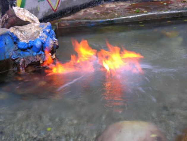se-banja-vo-voda-koja-gori-kako-gas-devojka-od-hrvatska-spodeli-video-od-redok-priroden-fenomen-na-jamajka-02.jpg