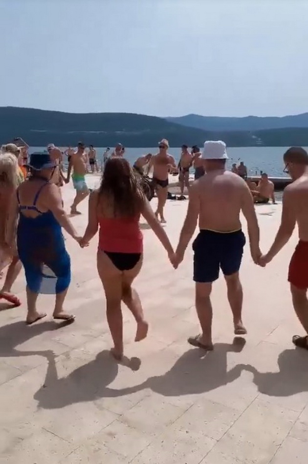 viralno-video-turisti-igraa-oro-na-plazha-vo-bosna-policaec-im-ja-rasturi-zabavata-02.jpg