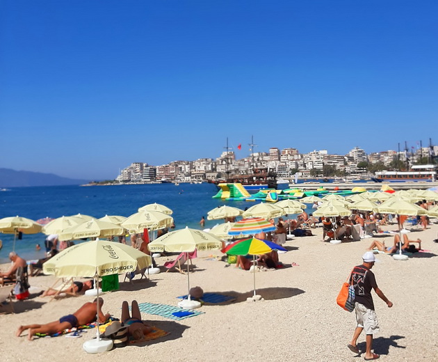 bravo-gradskata-plazha-vo-saranda-obezbedi-besplatni-chadori-za-sonce-za-turistite-02.jpg