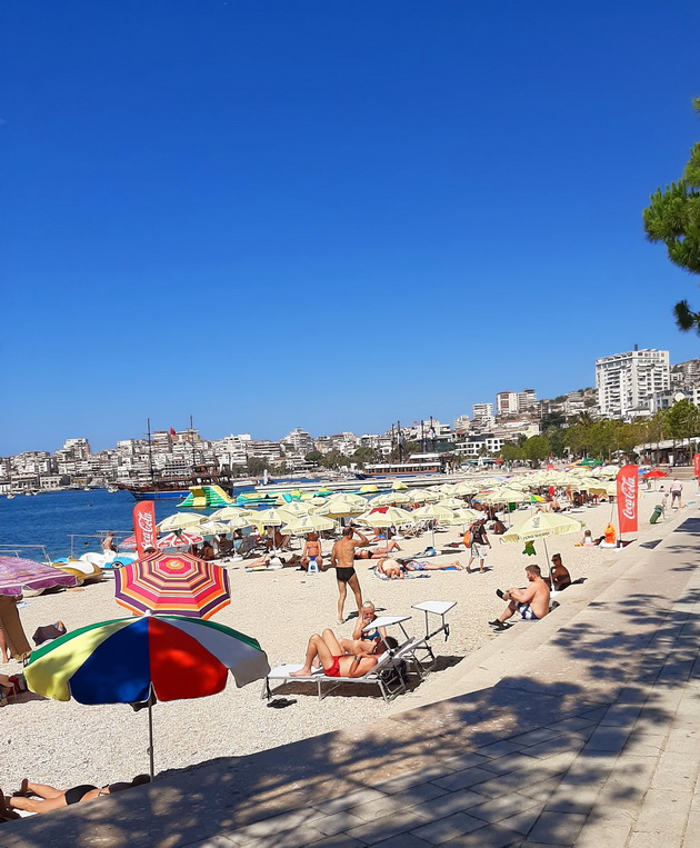 bravo-gradskata-plazha-vo-saranda-obezbedi-besplatni-chadori-za-sonce-za-turistite-03.jpg