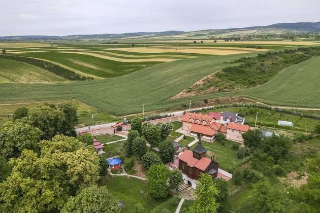 frushka-gora-biserot-na-vojvodina-koj-kje-ve-pleni-so-vekovnite-manastiri-i-vinskata-ponuda-09.jpg