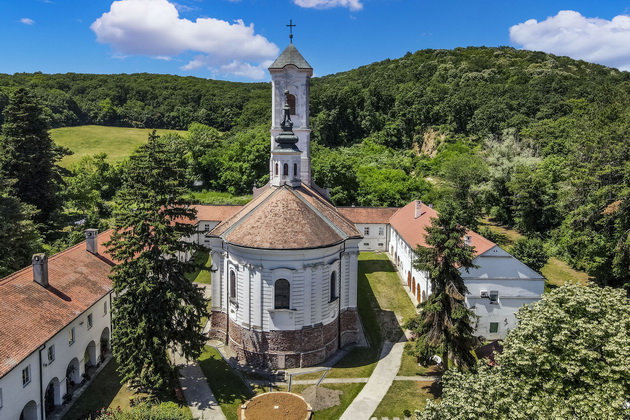 frushka-gora-biserot-na-vojvodina-koj-kje-ve-pleni-so-vekovnite-manastiri-i-vinskata-ponuda-10.jpg