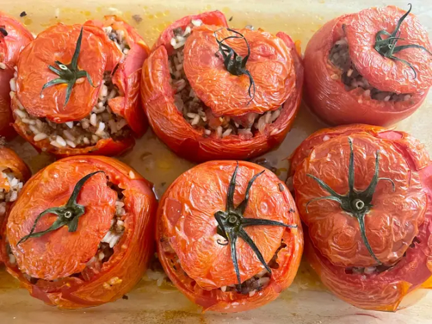 kako-da-podgotvite-jemista-polneti-domati-po-tradicionalen-grchki-recept-chekor-po-chekor-upatstvo-12.jpg