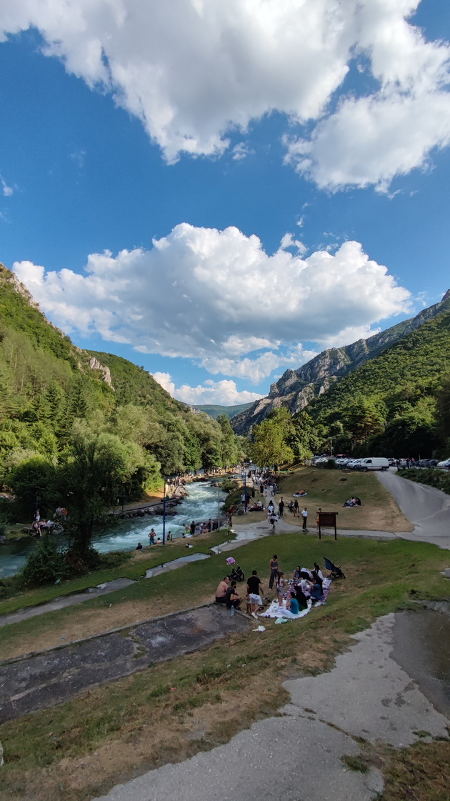 na-40-stepeni-e-najubavo-da-se-razladish-na-matka-skopjani-za-vikend-na-piknik-i-kapenje-vo-treska-10.jpg