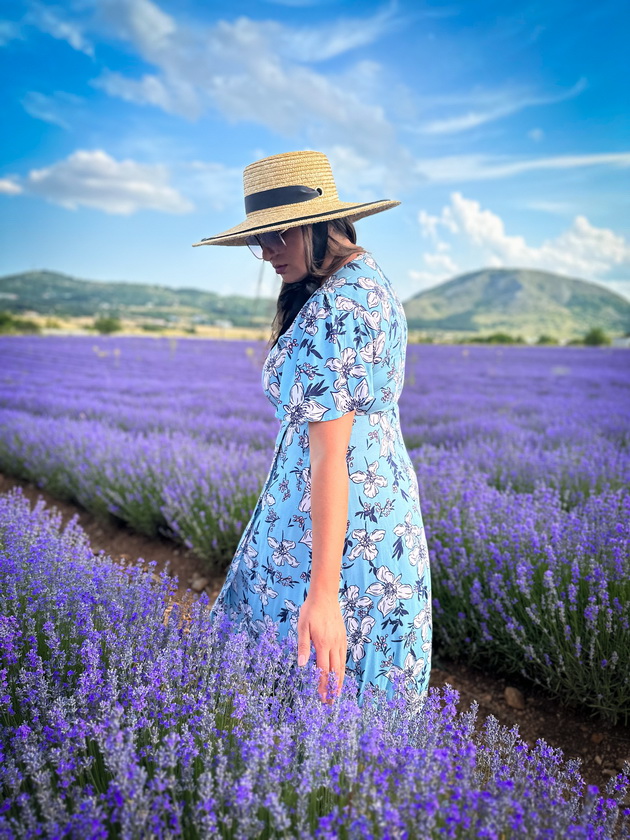 ne-e-provansa-grcija-e-makedonka-pozira-srede-nedogledni-polinja-lavanda-foto-03.jpeg